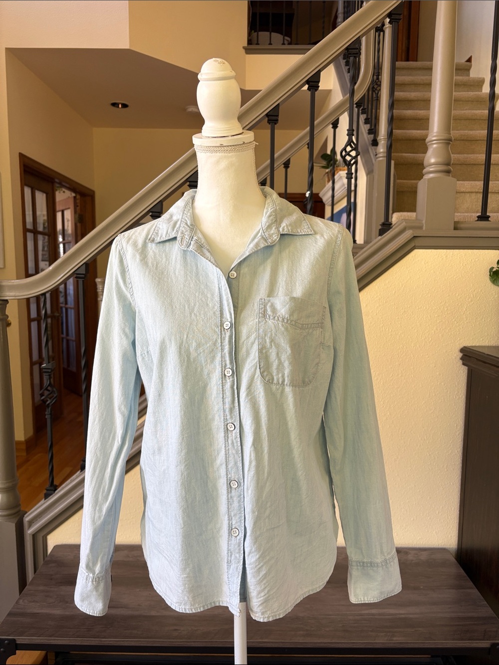 Old Navy Light Blue Women’s Casual Button-Down Shirt Size Small